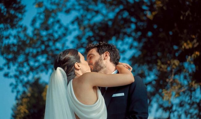 Leti-y-david-beso Pareja besándose durante su boda al aire libre en Asturias