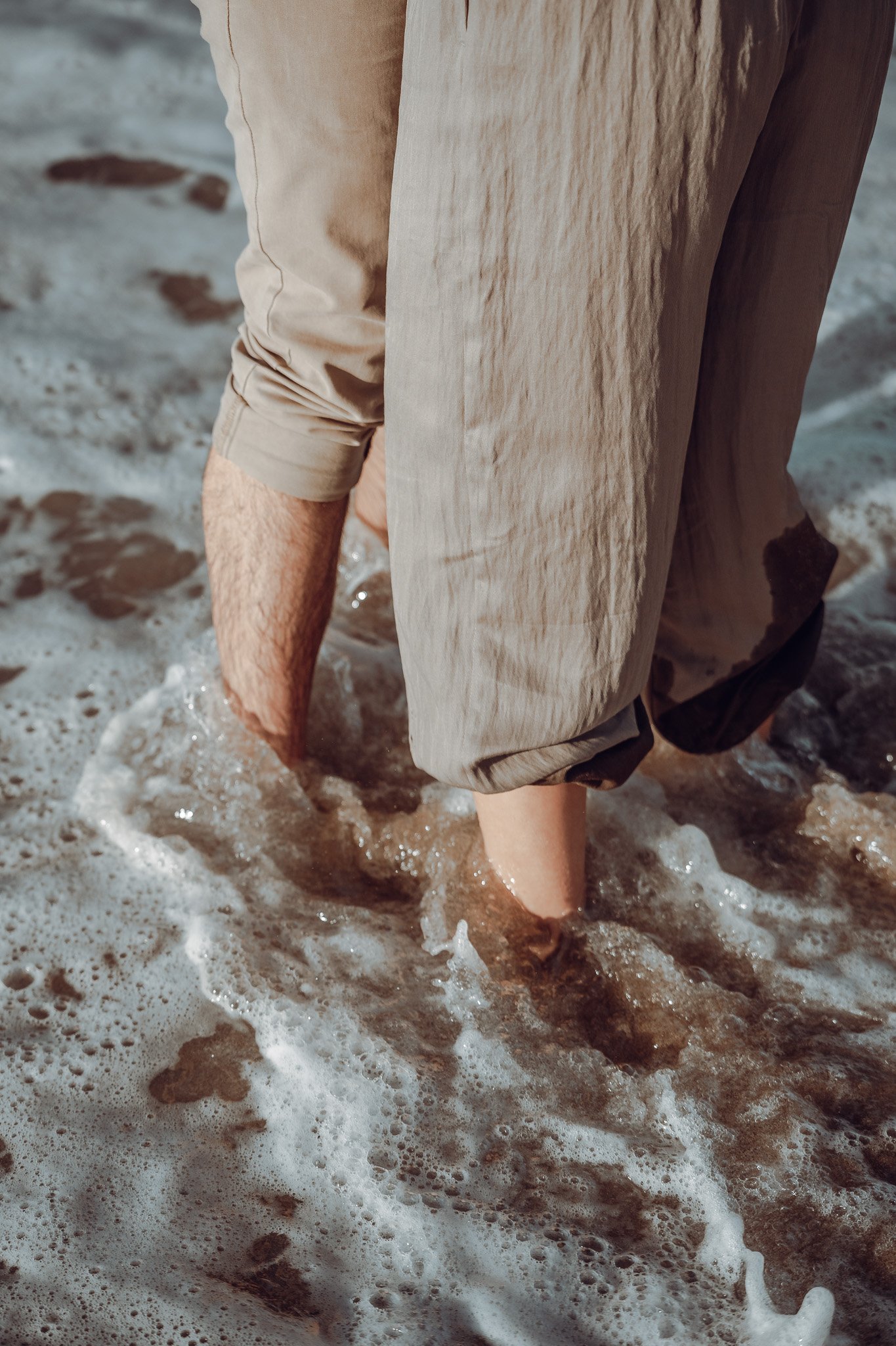 ww_upload_Raquel_y_Aitor_by__wandaweddings-63 Detalle de los pies descalzos de la pareja entre la espuma del mar en una preboda en Asturias